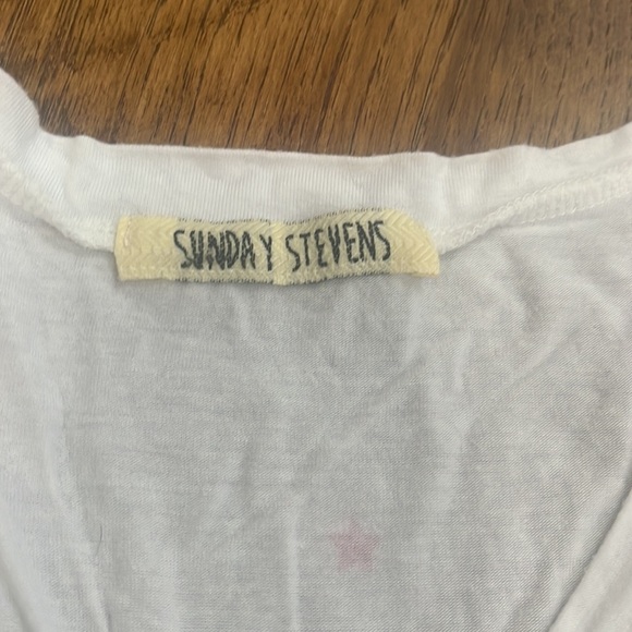 Sunday Stevens Woman’s Star V-Neck Tee Size S - Picture 3 of 5